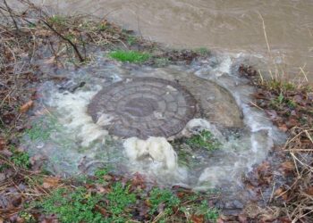 Sewer bursts pose challenge for informal traders